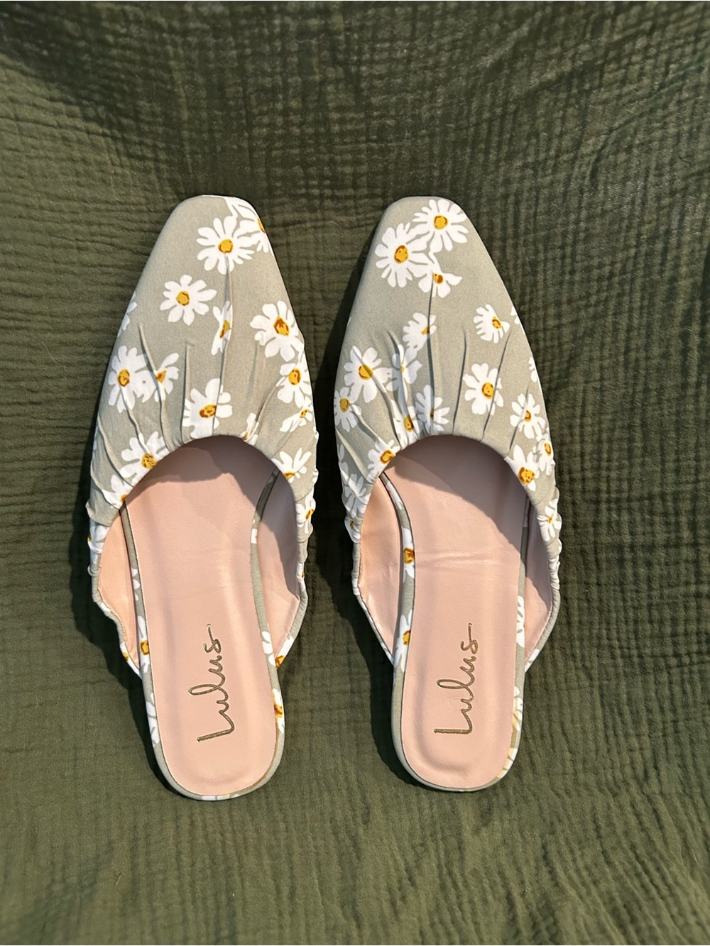 Lulu's NWOT Daisy Print Green Slip-On Flats